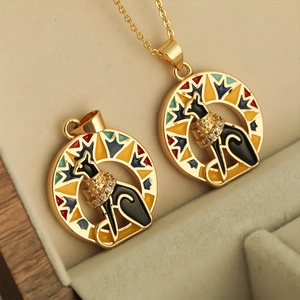 Goldener ägyptischer Bastet-Katzenanhänger mit bunter Emaille und glitzernder Zirkon-Kette