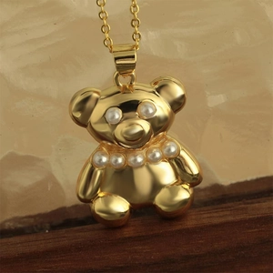 Collar con colgante de oso bañado en oro minimalista con detalles de perlas
