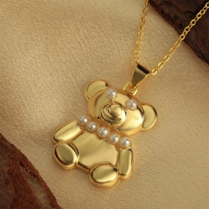 Collar con colgante de osito de cobre bañado en oro y detalles de perlas para mujer