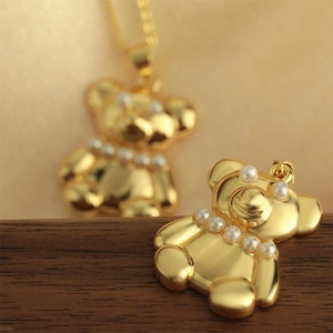 Conjunto de collar con colgante de oso chapado en oro y elegantes detalles de perlas