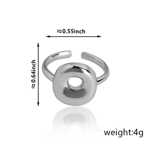 Dettagli su dimensioni e peso di un anello regolabile argentato dal design minimalista