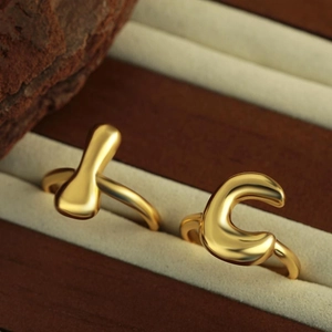 Anelli dorati regolabili con lettere C e L e linee organiche per donne eleganti
