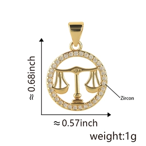 Détail du pendentif Balance plaqué or 18k avec zircons et dimensions précises