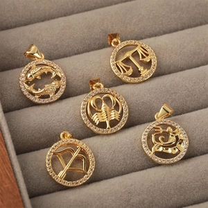 Pendentifs zodiaque plaqués or 18 carats avec oxydes de zirconium sur velours gris