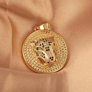 Pendentif médaillon doré 18k avec tête de léopard en cristaux sur soie douce