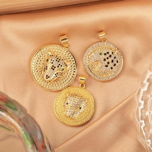 Pendentif médaillon rond plaqué or 18k avec relief léopard et zircones cubiques pavées