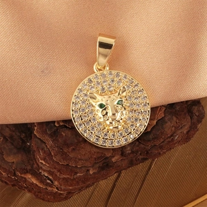 Collier médaillon rond plaqué or 18k avec tête de léopard en cristal et yeux verts