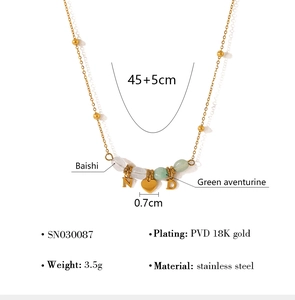 Detail van de 18K vergulde roestvrijstalen ketting met groene aventurijn en hartbedel