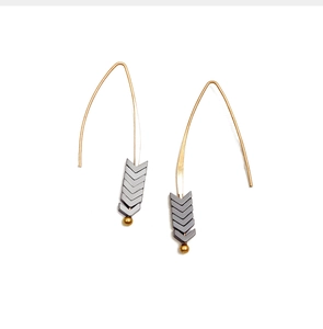 Minimalist gold arrow ear hook with gray V-shaped stone beads in a modern sleek design