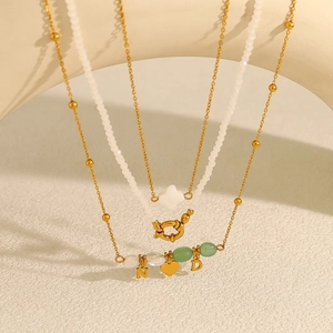Gelaagde natuursteen ketting set met hart hanger en gouden letter bedeltjes