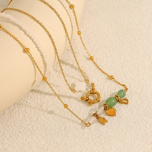 Chique gelaagde 18K gouden ketting met natuurstenen kralen en hartvormige hanger accenten
