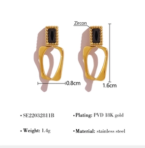 Makroaufnahme von geometrischen Ohrringen mit schwarzem Zirkon und 18K Gold PVD Stahl