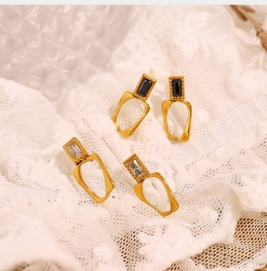 Details von Vintage-Geometrie-Ohrringen mit schwarzen und klaren Steinen auf Spitze