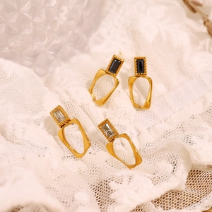 Minimalistische Vintage-Ohrringe mit Zirkonia-Rechtecken auf weißer Spitze dekoriert
