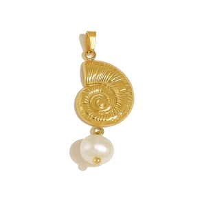 Dettaglio di un ciondolo a forma di nautilus in oro con perla bianca in stile marino