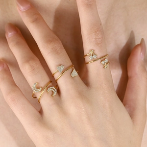 Verstelbare gouden ringenset voor dames met kristallen maan, hart en kers bedeltjes