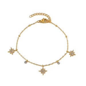 Detail van een gouden ketting met fonkelende sterhangers en verstelbare sluiting
