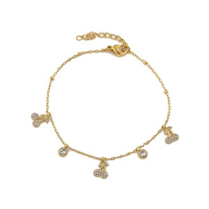 Detailopname van gouden kersenarmband met fonkelende zirkonia-hangertjes