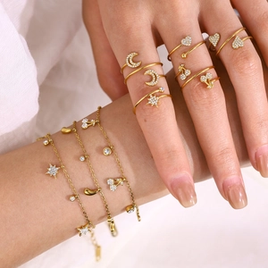 Vergulde ring- en armbandset met maan-, hart- en sterbedeltjes van zirkonia