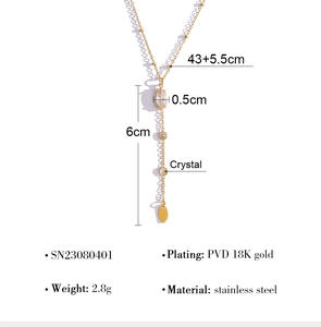 Détail du collier en Y en acier inoxydable plaqué or 18K PVD avec cristal et feuille