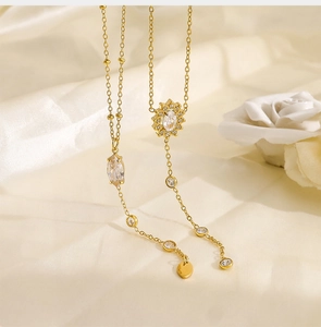 Gros plan du collier à glands plaqué or 18K avec pendentifs en cristal soleil et marquise