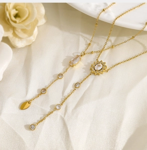 Détail du collier double couche plaqué or 18 carats avec tournesol et zircon marquise