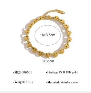 Vista detallada de la pulsera de eslabones de corazón en acero dorado con medidas