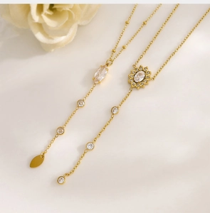Détail du collier plaqué or 18K avec zircons marquise et pendentif soleil radiant