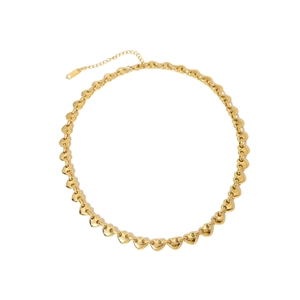 Collar de acero inoxidable chapado en oro de 18K con eslabones de corazón y cierre