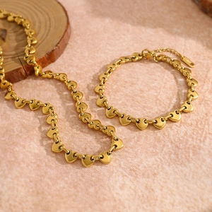 Conjunto de joyas de corazones dorados con collar y pulsera en acabado pulido