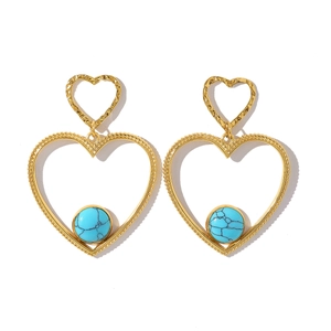 Dettaglio di orecchini vintage in oro 18K a doppio cuore con pietra turchese naturale