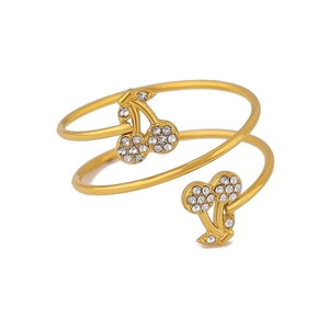 Detail van de 18K vergulde dubbellaagse ring met kristallen kersenvormige accenten
