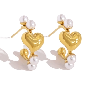 Franse stijl gouden C-vormige hart oorbellen met elegante witte parels op wit