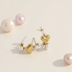 Franse stijl C-vormige gouden hart oorknopjes met kleine witte parels voor elegante dames