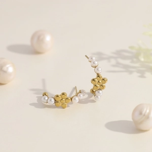 Franse stijl C-vormige oorbellen met witte parels en gouden bloemen, elegant ontwerp