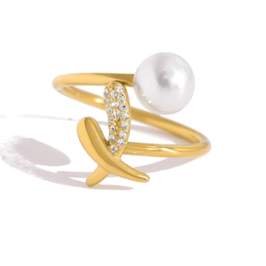 18K gold ring for women featuring a large pearl and heart pavé diamond design