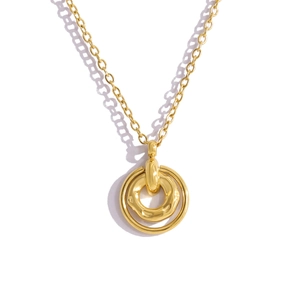 Collar moderno de doble anillo dorado con colgante texturizado y cadena de eslabones finos