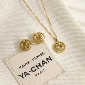 Conjunto de collar y pendientes de doble anillo dorado con textura de metal martillado