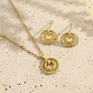 Conjunto de joyas doradas con colgante de doble anillo martillado y pendientes de botón