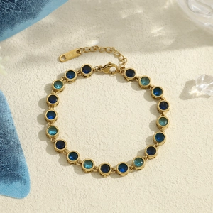 Bracelet élégant en acier inoxydable plaqué or 18 carats avec zircons bleu dégradé