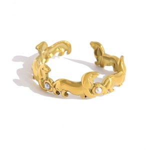 Anello bassotto dorato con perle dal design creativo a forma di animale avvolgente