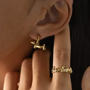 Set di gioielli bassotto dorato con orecchini e anello decorati con piccole perle bianche