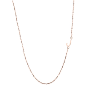 Détail d'un collier en or rose 18 carats avec un pendentif lettre J minimaliste