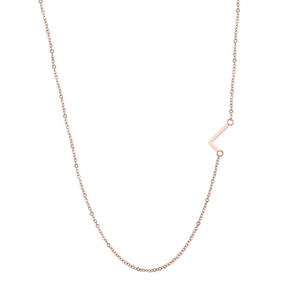 Détail du pendentif lettre L géométrique en or rose sur une fine chaîne maille forçat