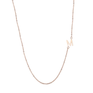 Vue détaillée du collier pendentif lettre M en or rose 18 carats avec chaîne polie
