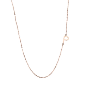 Détail d'un collier en or rose 18 carats avec un pendentif lettre P majuscule minimaliste