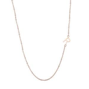 Détail du collier en or rose 18 carats avec pendentif lettre R poli sur une chaîne fine O