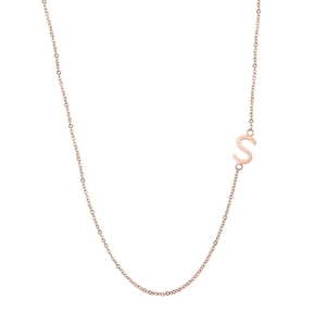 Détail du collier en or rose 18 carats avec pendentif lettre S asymétrique sur le côté