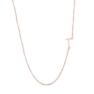 Détail du collier en or rose 18 carats avec un pendentif en forme de lettre T verticale