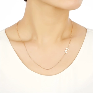 Collier minimaliste en or rose 18 carats avec un pendentif lettre E élégant sur chaîne fine